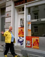 Anne Breick vor dem Frauen Musik B&uuml;ro